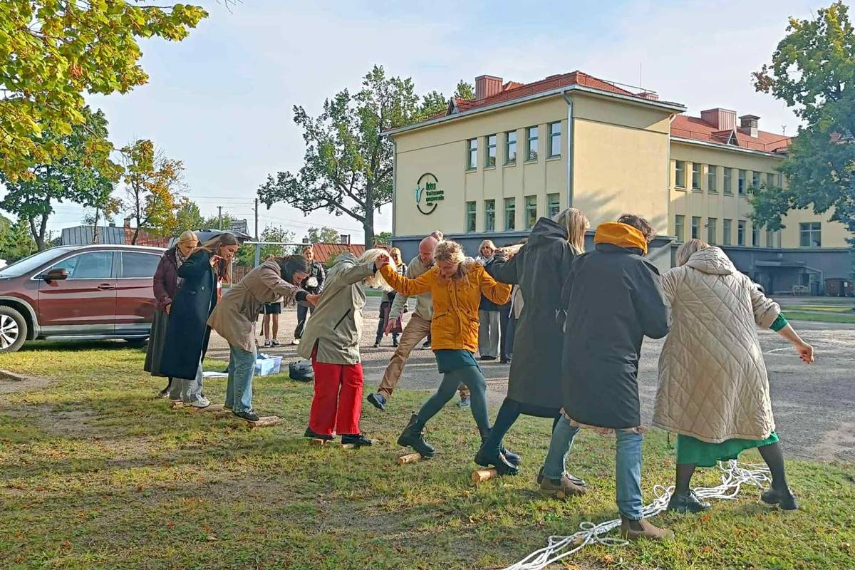 Dalyviai praktiškai išbando vieną iš patyriminio mokymosi užduočių, skirtų emocinių įgūdžių lavinimui.