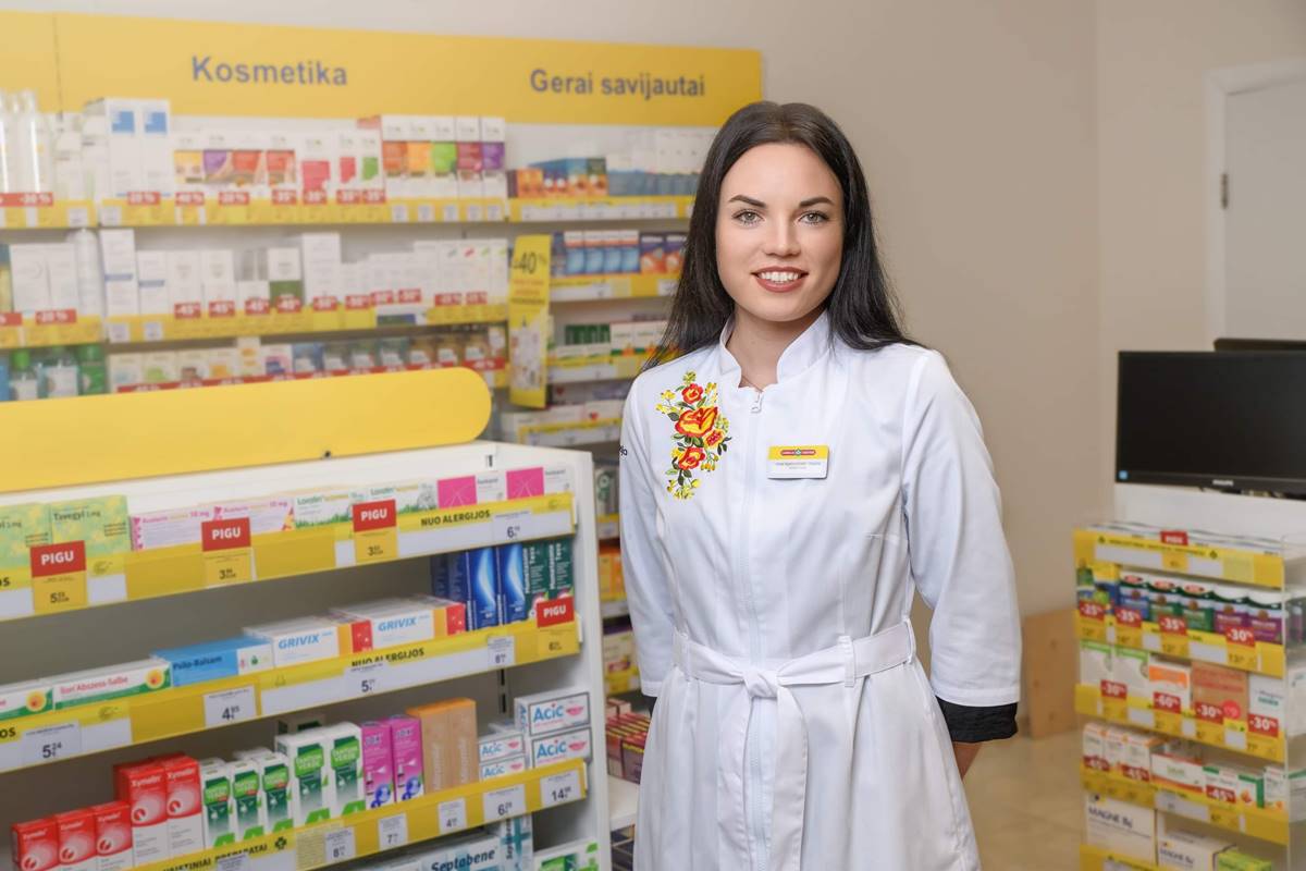 Vaistininkė J. Aganauskaitė-Žukaitė. Įmonės nuotrauka.