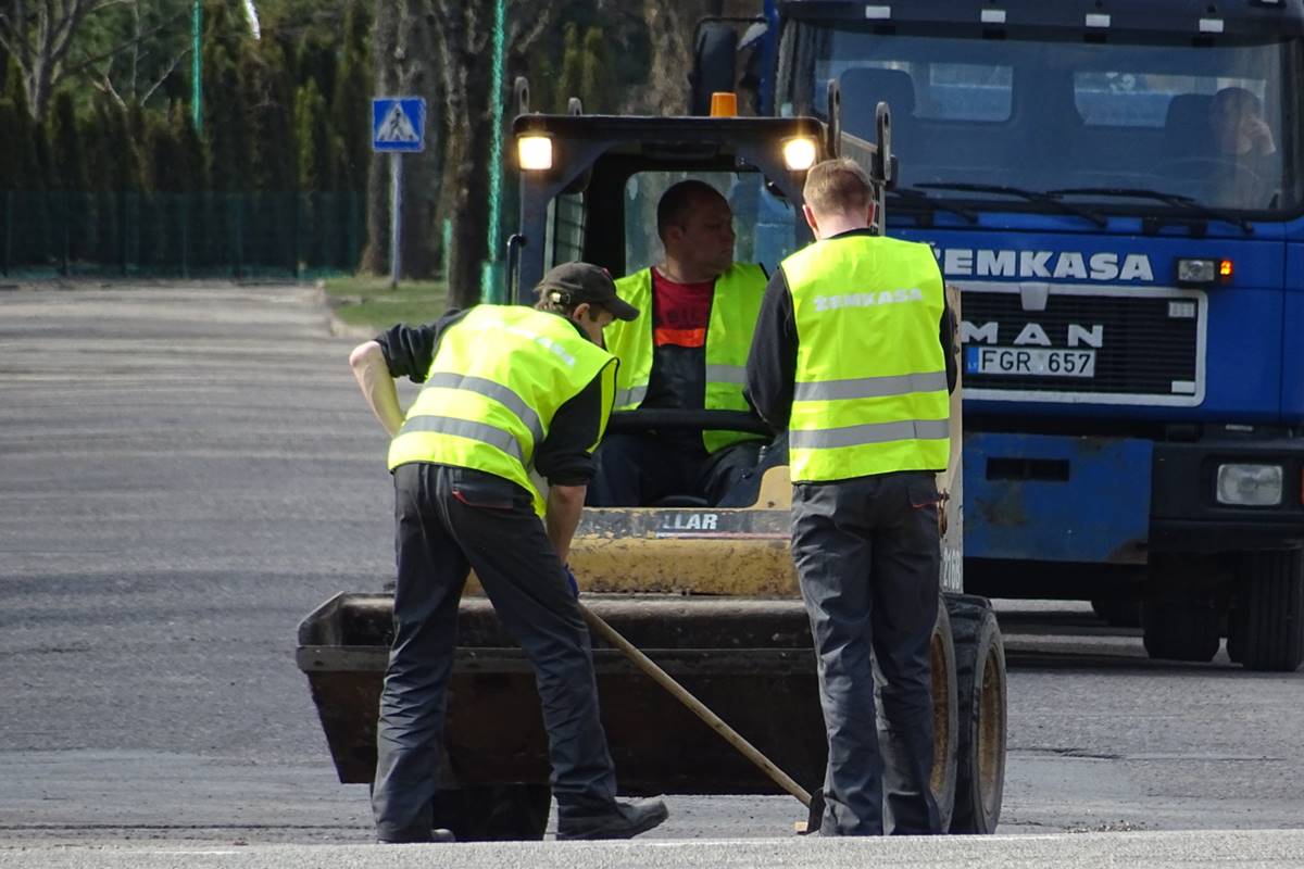 Komunalinių paslaugų darbuotojai dirba Palangos gatvėje vasaros sezono metu