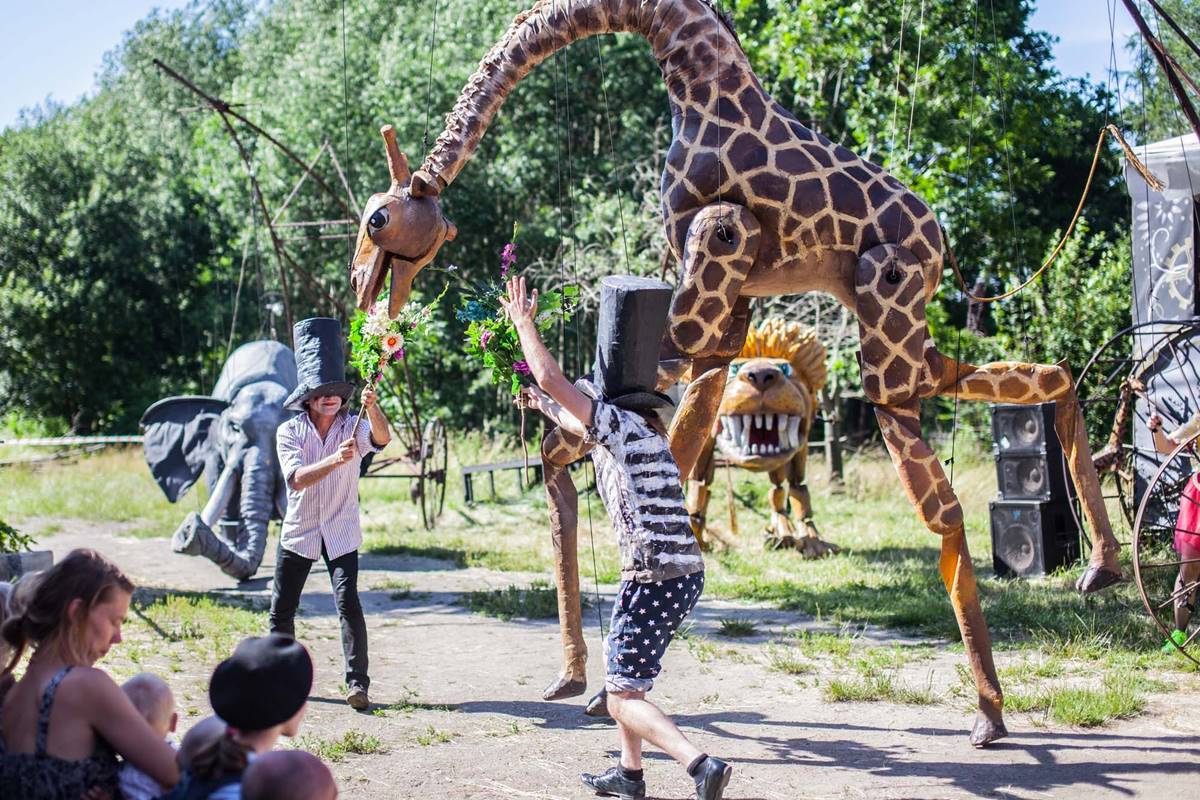 Gatvės teatro pasirodymas Šventojoje tarptautinio festivalio metu